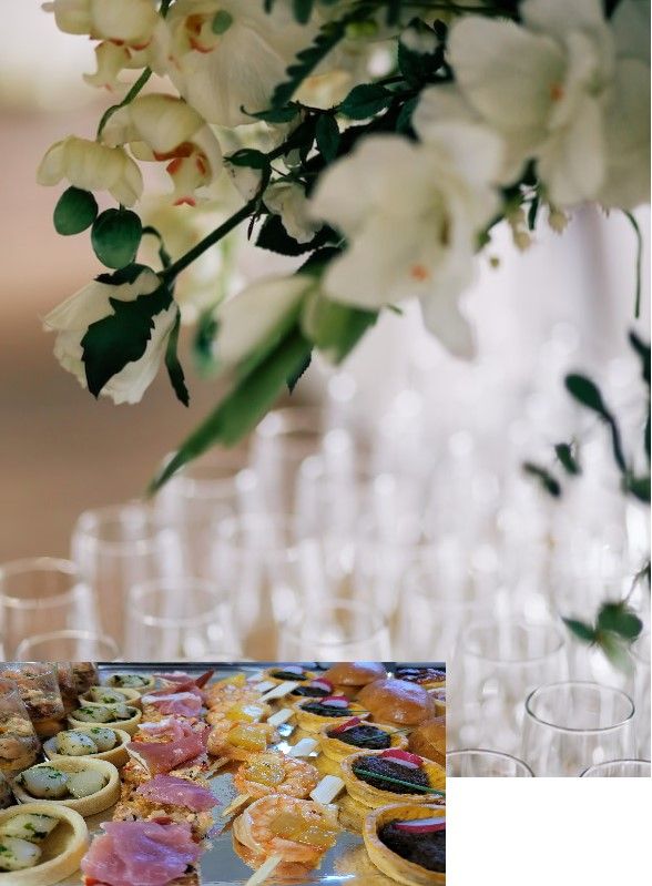 homme servant des coupes de champagne empilées